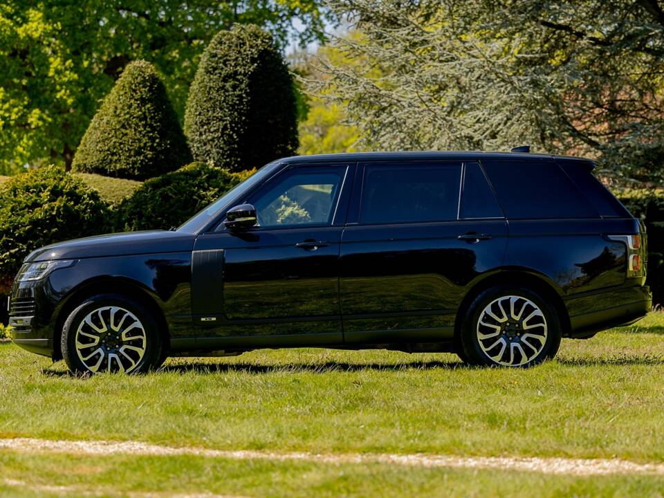 Image 2/49 of Land Rover Range Rover V8 Armoured (2022)