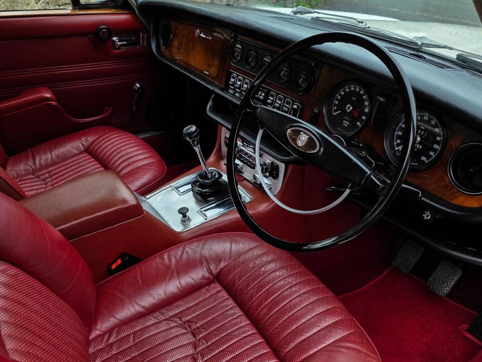 Image 23/50 of Jaguar XJ 6 4.2 (1972)