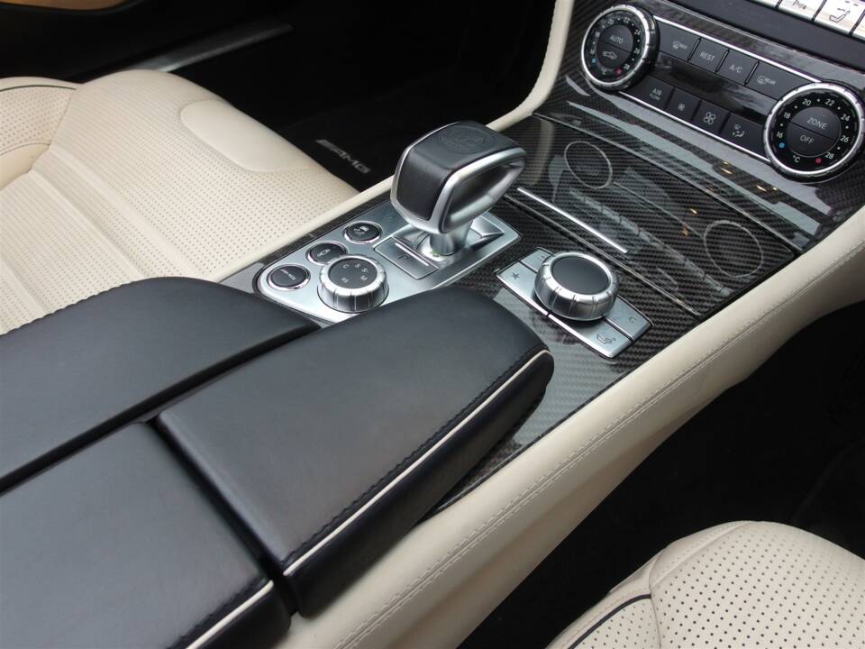 Image 52/99 of Mercedes-Benz SL 63 AMG (2012)