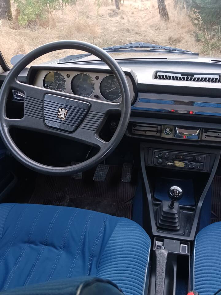 Bild 39/52 von Peugeot 504 (1979)