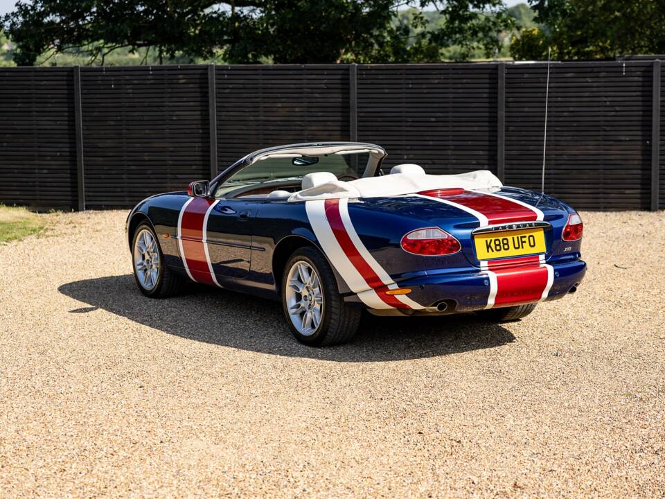 Immagine 16/42 di Jaguar XK8 4.0 (2001)