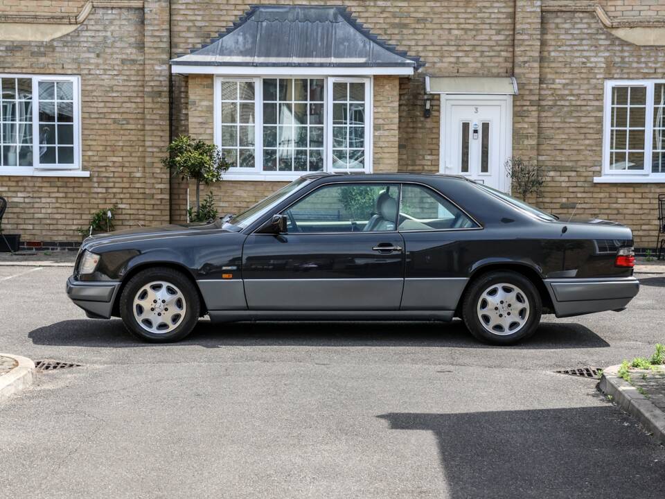 Image 15/37 of Mercedes-Benz E 320 (1995)