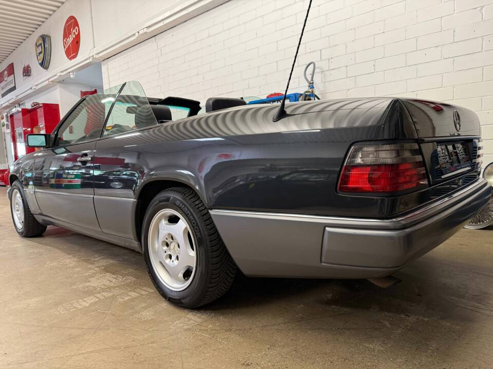 Bild 14/18 von Mercedes-Benz E 200 (1994)