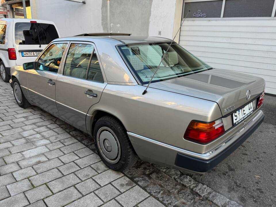 Afbeelding 3/14 van Mercedes-Benz 200 E (1989)