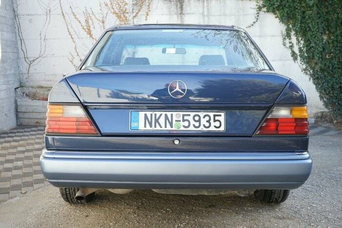 Image 7/7 of Mercedes-Benz E 200 (1993)