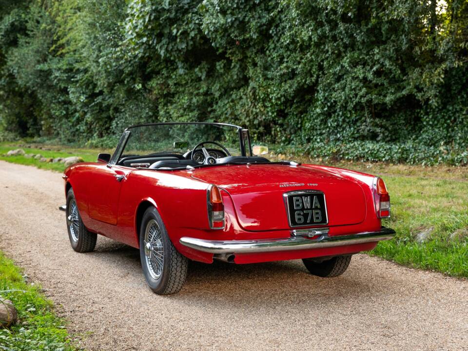 Image 3/27 of Alfa Romeo 2600 Spider (1964)