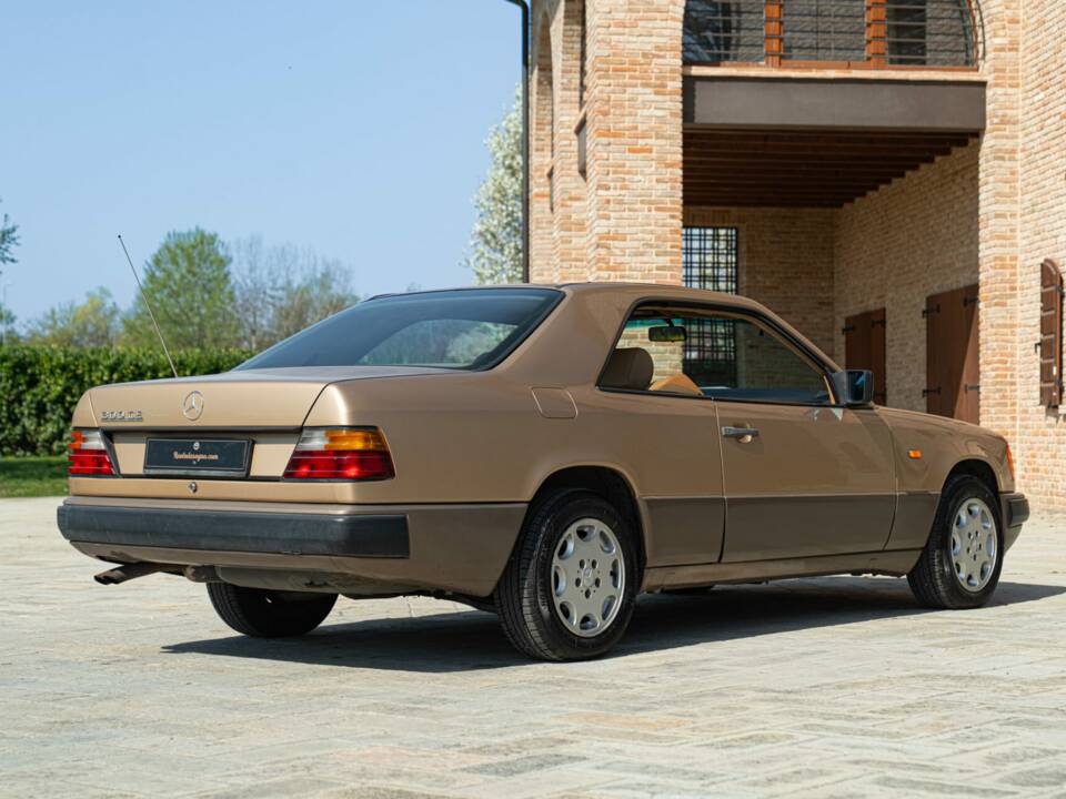 Image 7/46 de Mercedes-Benz 300 CE (1988)