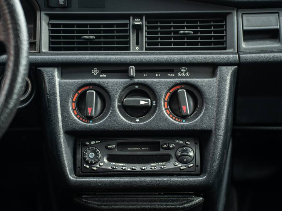Bild 30/74 von Mercedes-Benz 190 E (1990)