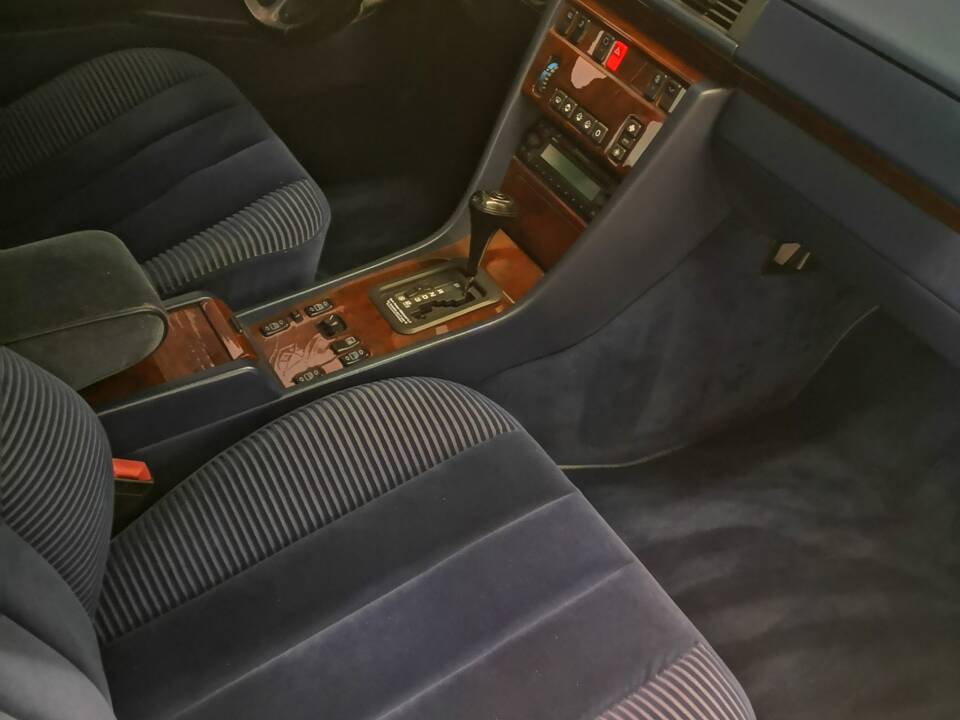 Bild 19/19 von Mercedes-Benz E 420 (1994)