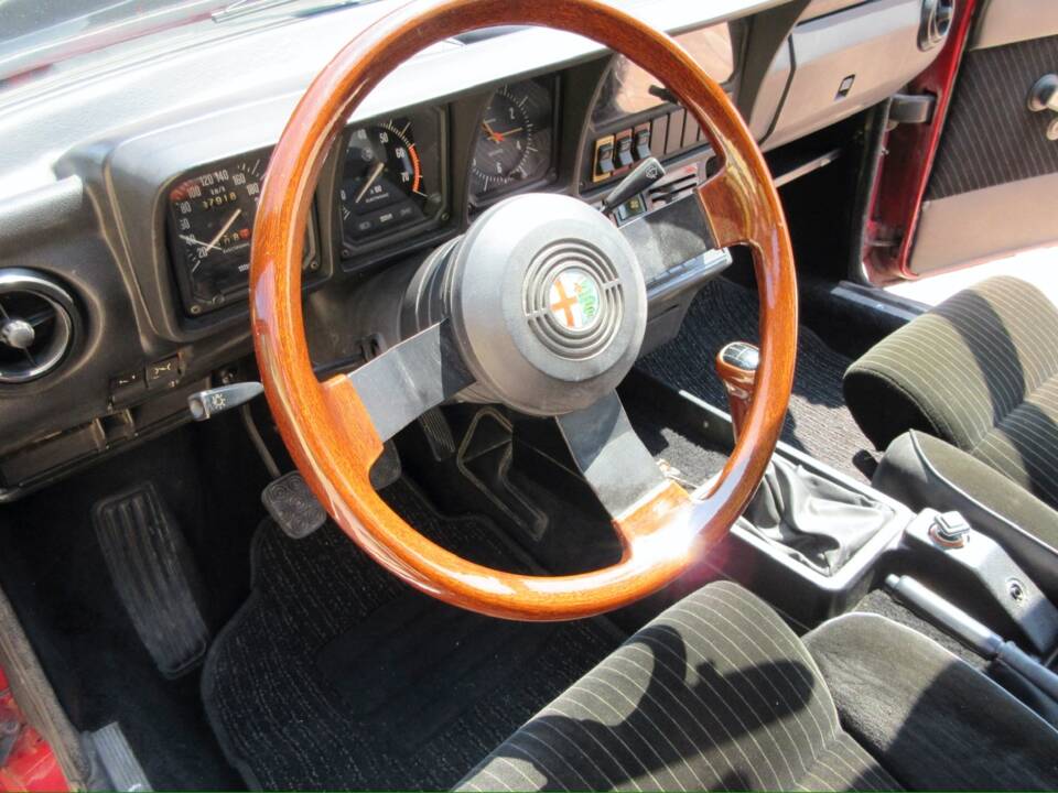 Bild 9/31 von Alfa Romeo GTV 2.0 (1982)