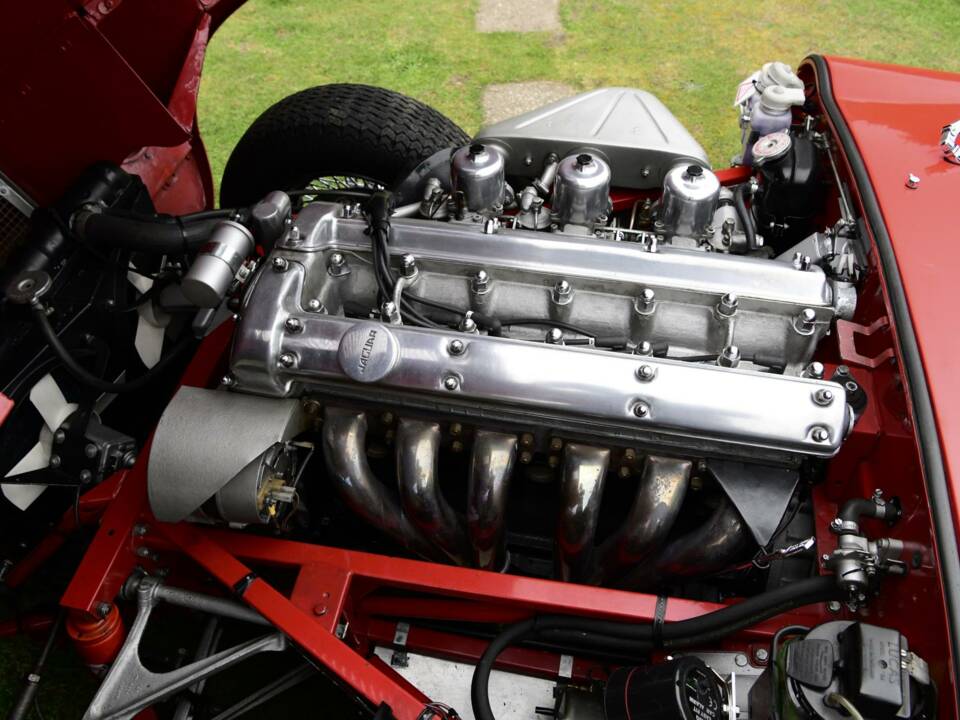 Image 31/50 de Jaguar E-Type (1968)