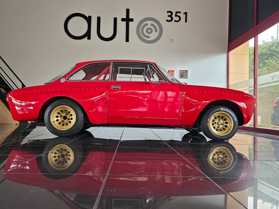 Image 3/17 of Alfa Romeo 2000 GT Veloce (1972)