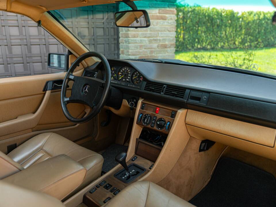 Image 22/46 de Mercedes-Benz 300 CE (1988)