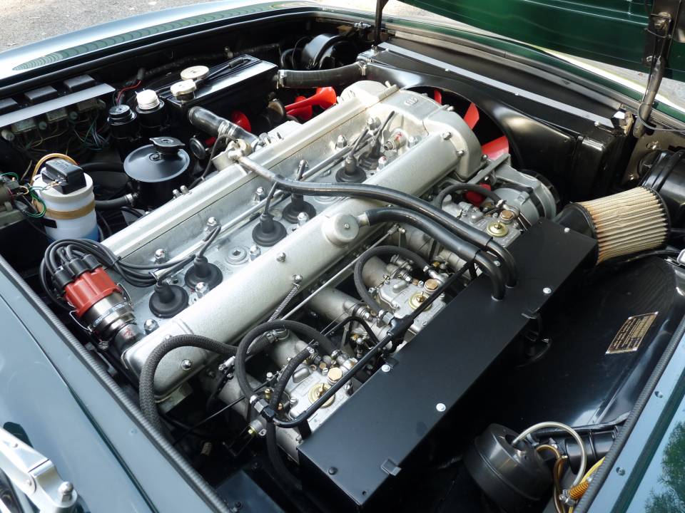 Image 14/16 de Aston Martin DBS Vantage (1970)