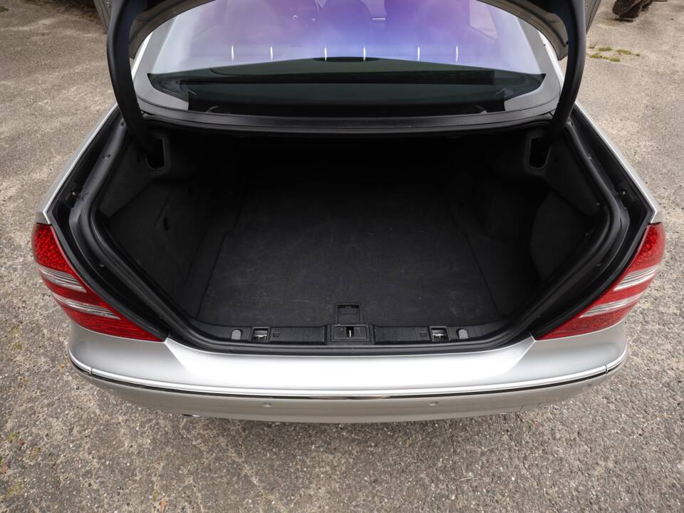 Image 55/72 of Mercedes-Benz E 55 AMG (2002)