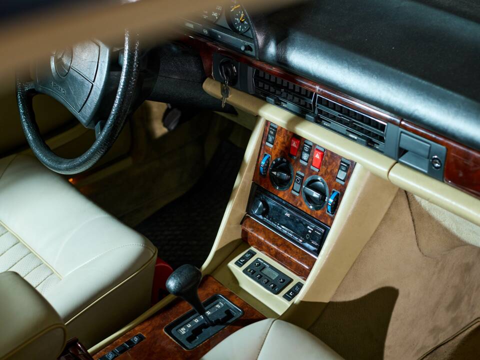 Bild 40/43 von Mercedes-Benz 380 SE (1984)