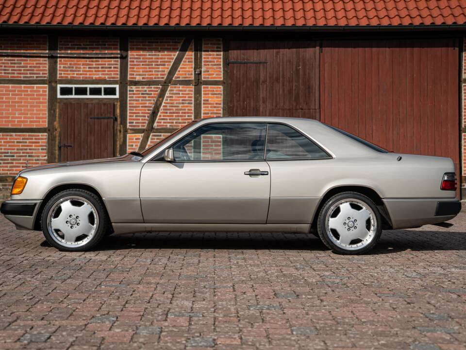 Immagine 11/73 di Mercedes-Benz 300 CE (1991)