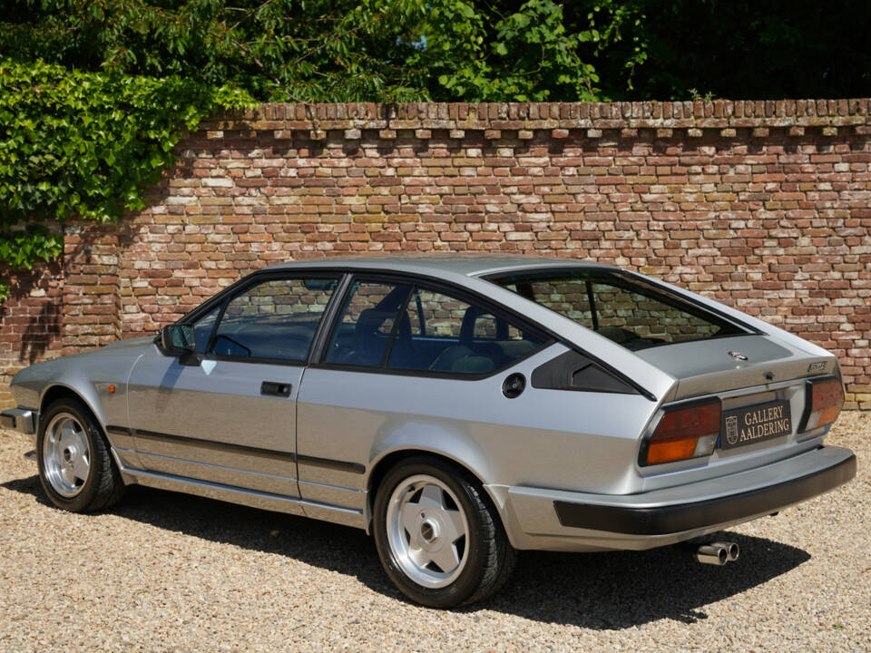 Image 2/50 of Alfa Romeo GTV 6 2.5 (1983)
