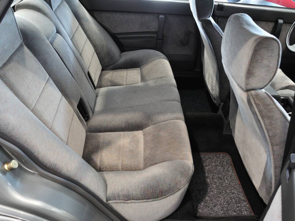 Image 21/34 de Alfa Romeo 75 2.0 Twin Spark (1987)