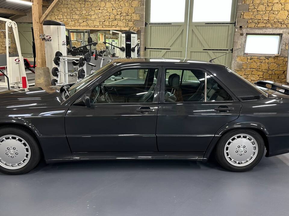 Image 2/9 de Mercedes-Benz 190 E 2.5-16 (1990)