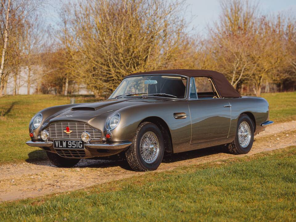 Image 14/99 of Aston Martin DB 6 Volante (1968)