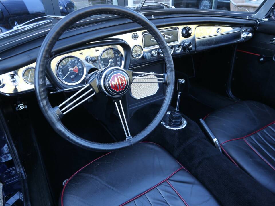 Image 12/50 de MG MGB (1966)