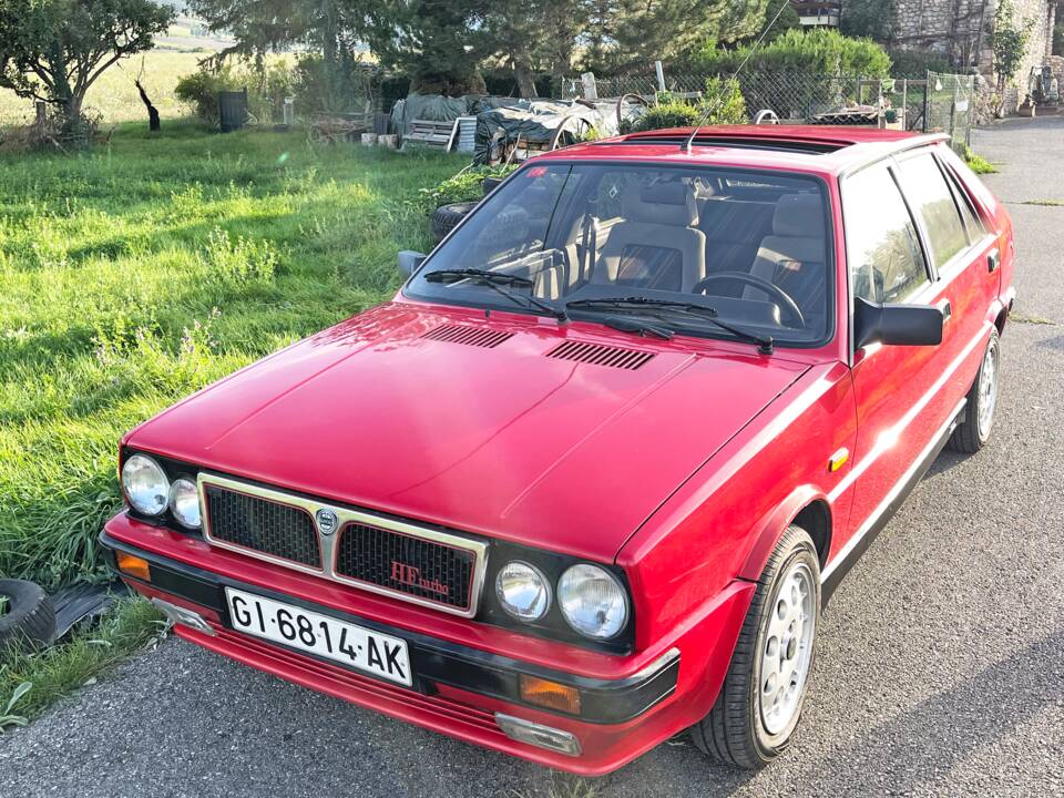 Image 1/12 de Lancia Delta 1.6 HF (1990)