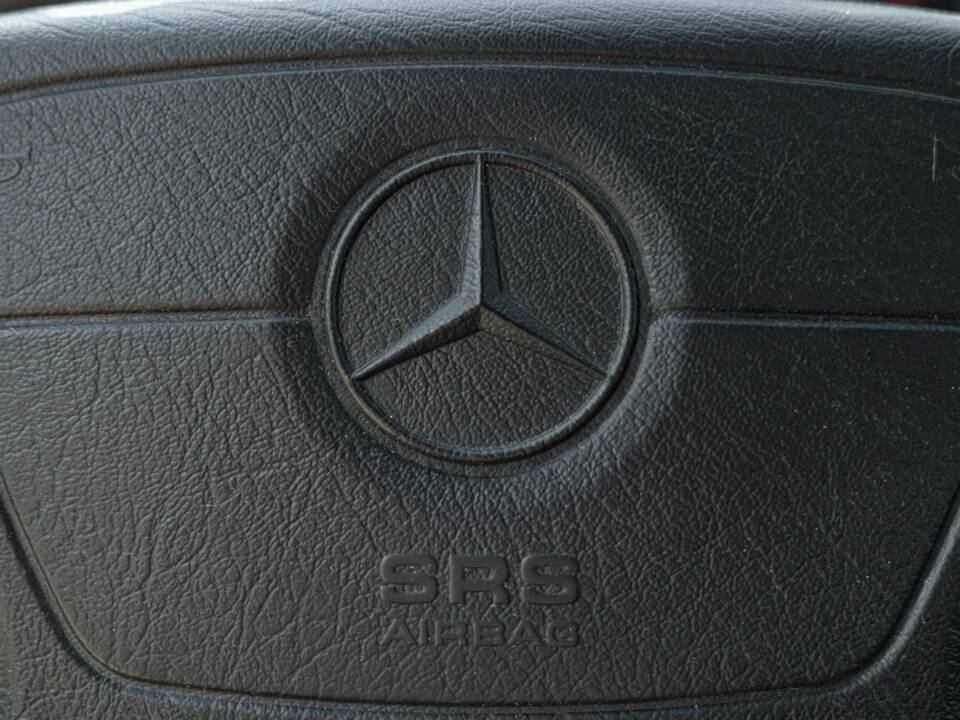 Image 37/50 of Mercedes-Benz 300 SL (1990)