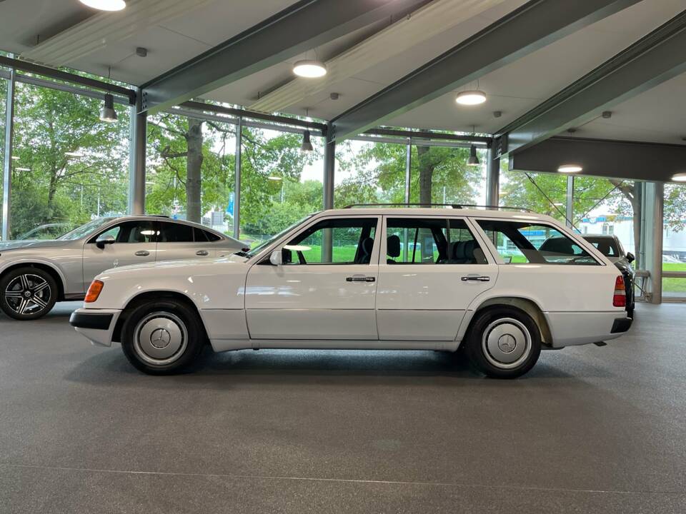Imagen 12/22 de Mercedes-Benz 220 TE (1993)