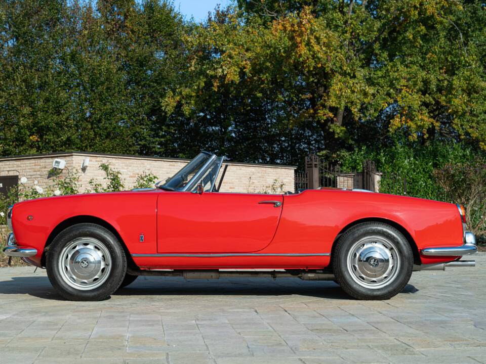 Image 10/50 of Alfa Romeo Giulia 1600 Spider (1964)