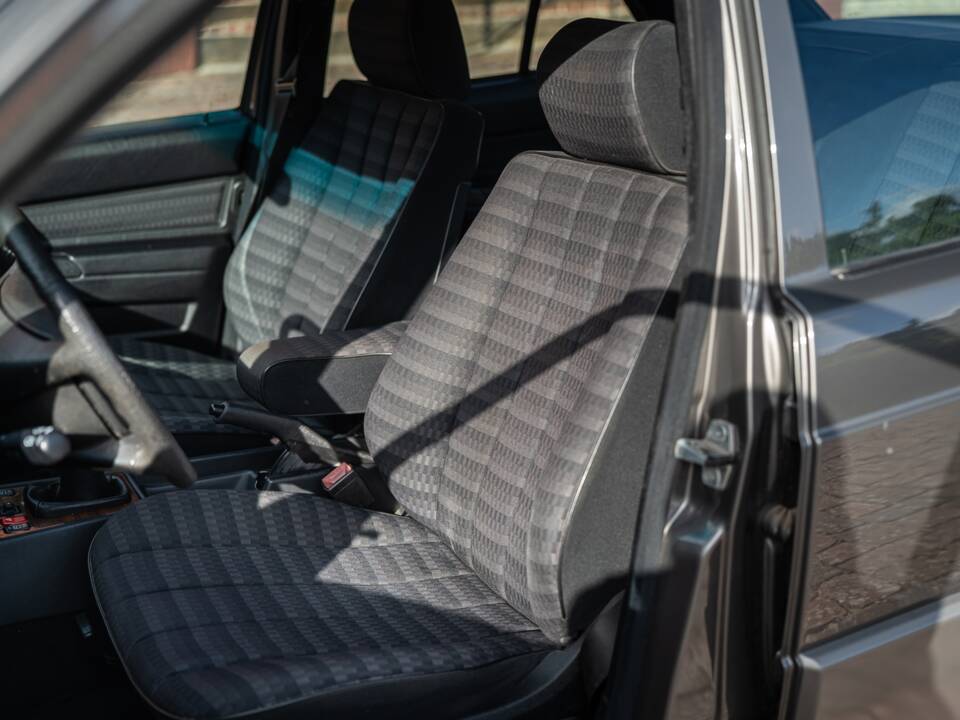 Immagine 21/73 di Mercedes-Benz 190 D 2.5 (1990)