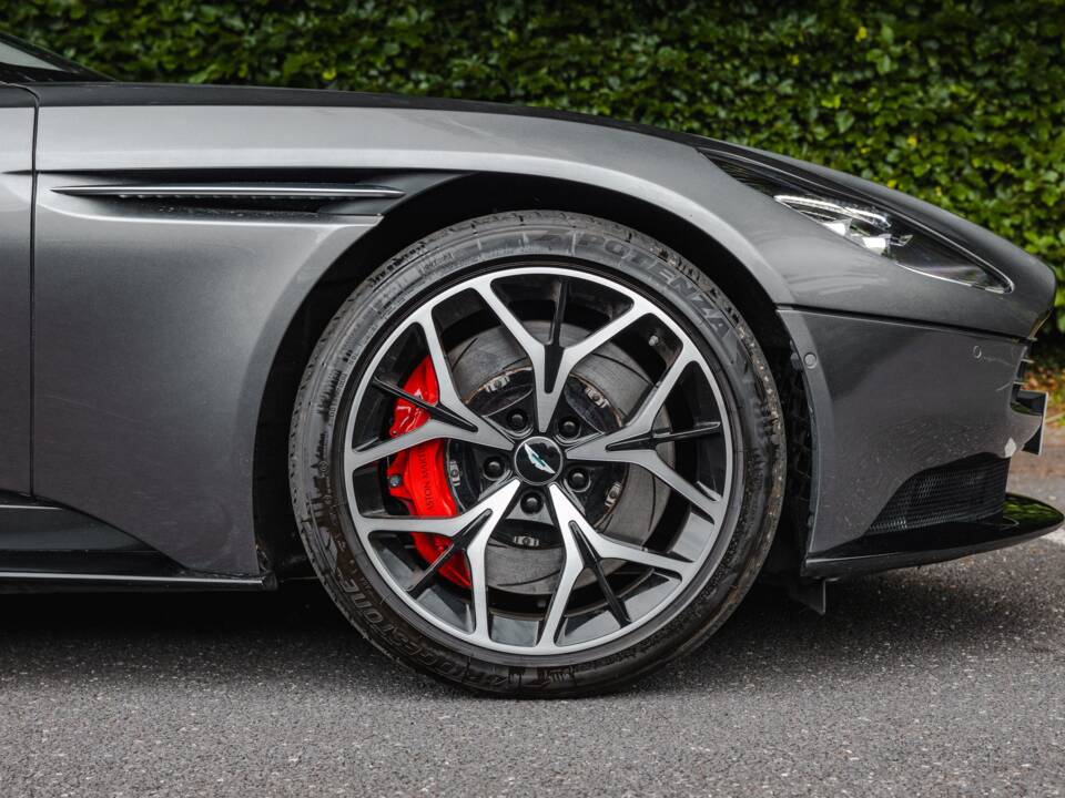 Image 25/39 of Aston Martin DB 11 Volante (2018)