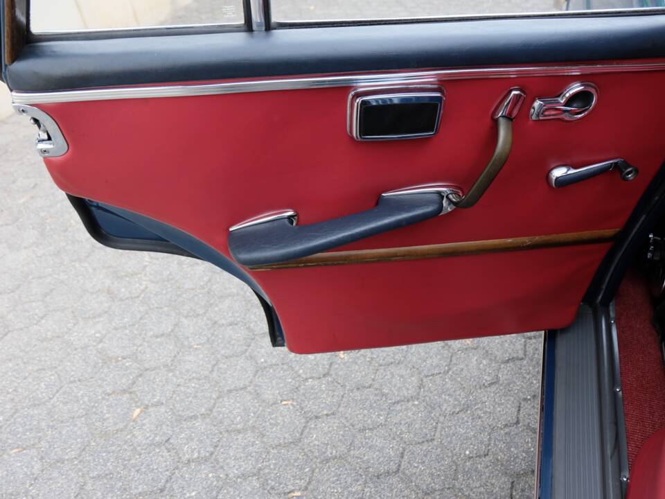 Image 64/76 de Mercedes-Benz 220 S b (1963)