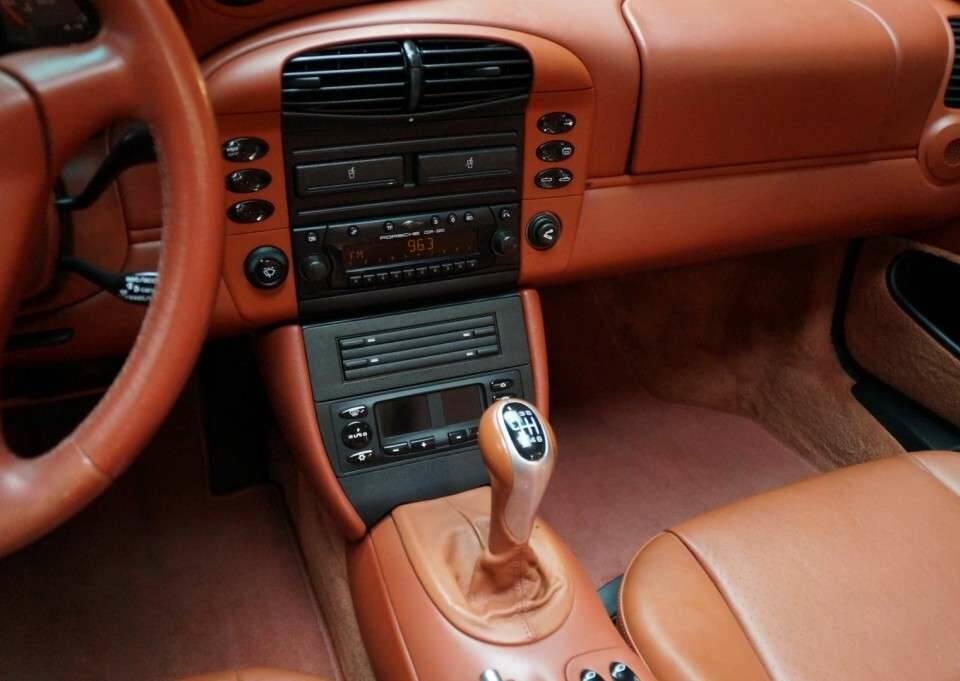 Immagine 13/50 di Porsche 911 Carrera 4 (2001)