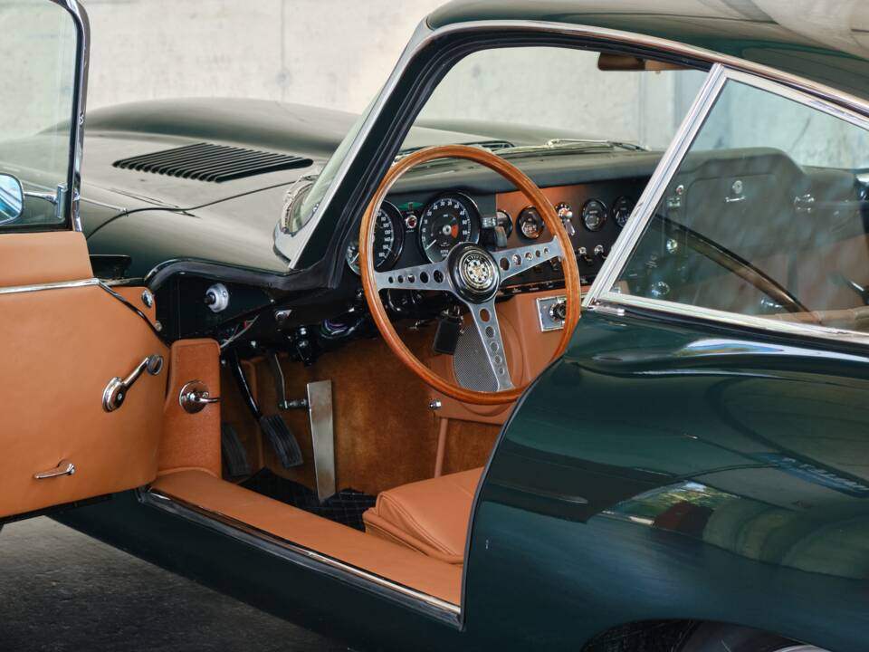 Image 44/50 de Jaguar E-Type (1970)