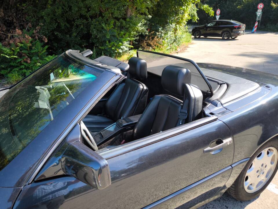 Image 22/38 of Mercedes-Benz SL 320 (1994)