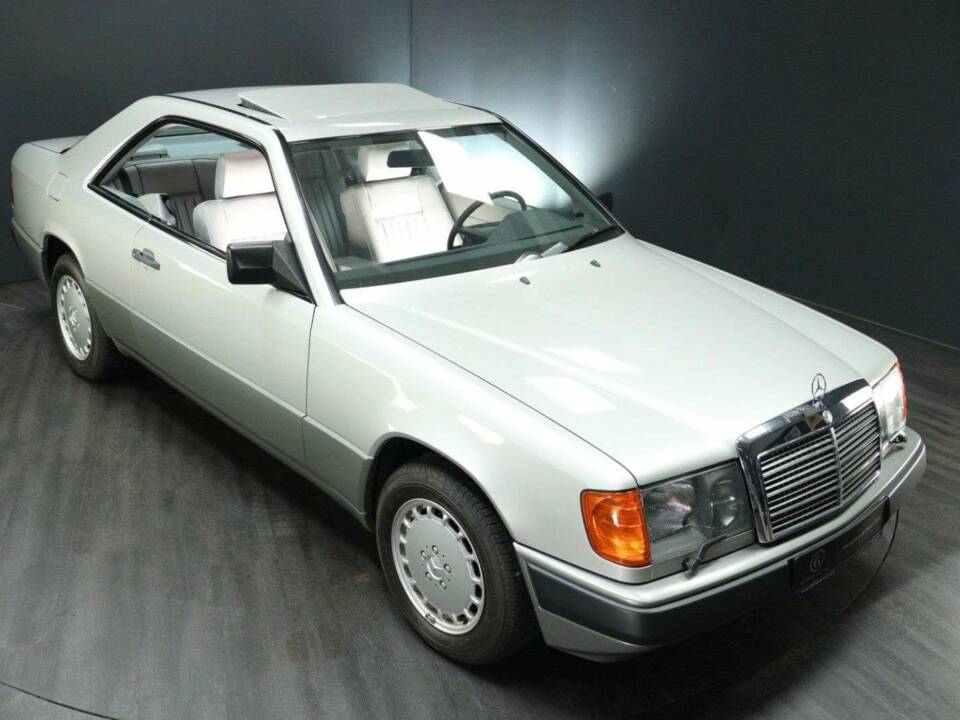Afbeelding 46/50 van Mercedes-Benz 230 CE (1988)