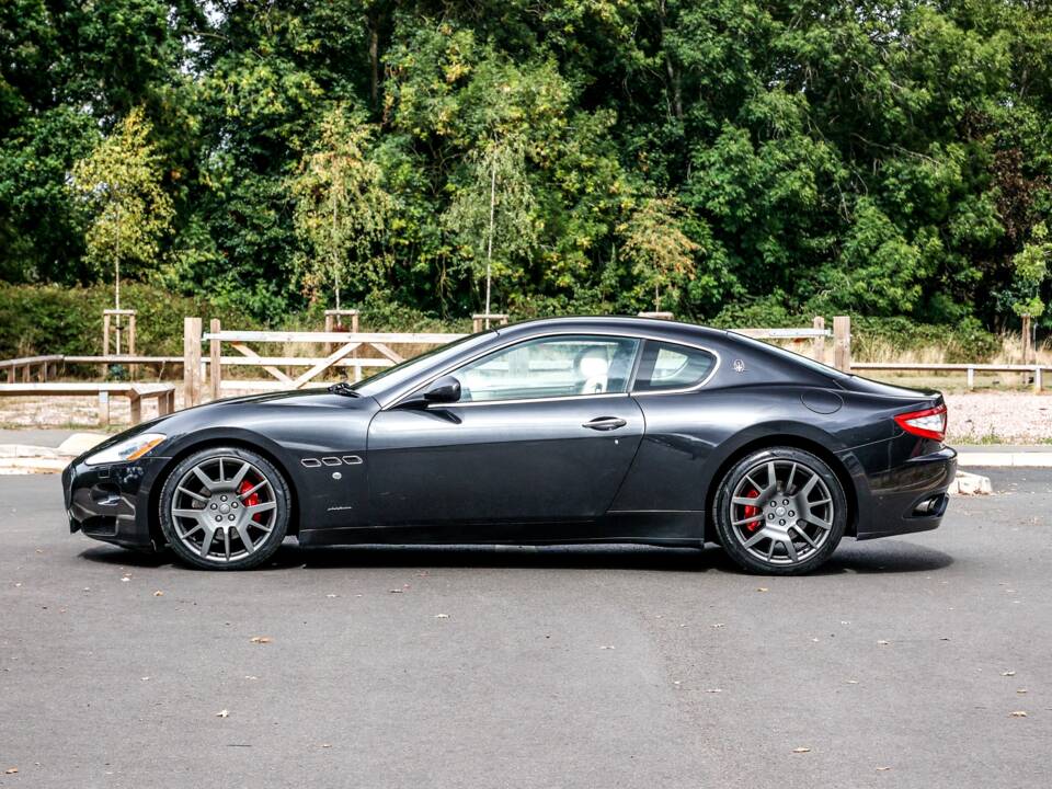 Image 2/43 of Maserati GranTurismo 4.2 (2008)