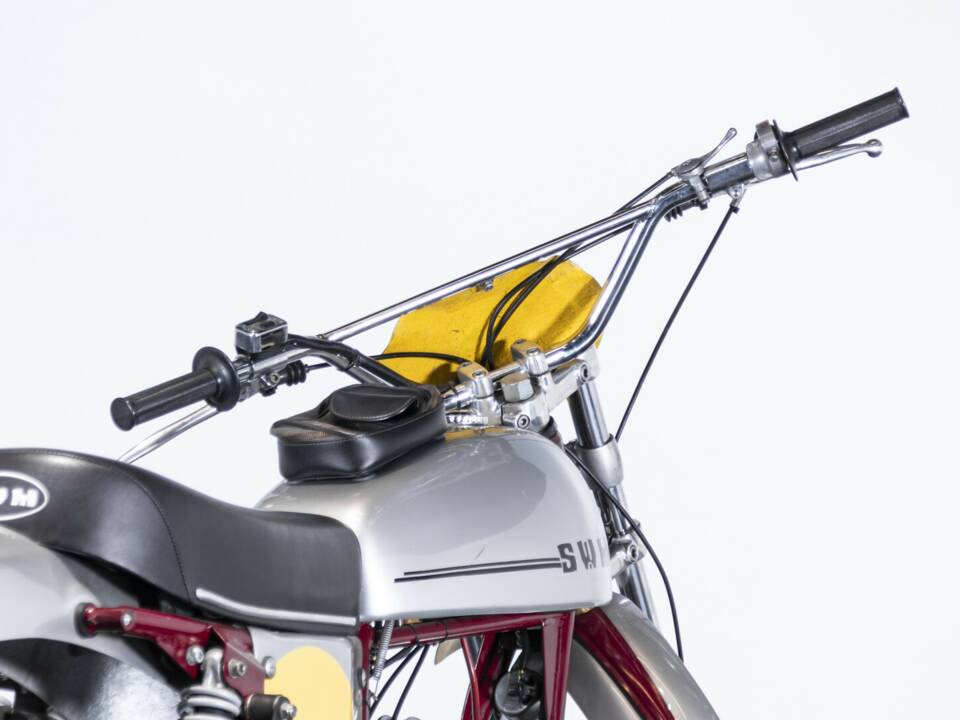 Image 18/50 of SWM DUMMY (1972)