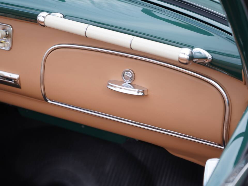 Image 24/38 of BMW 502 Baur (1955)