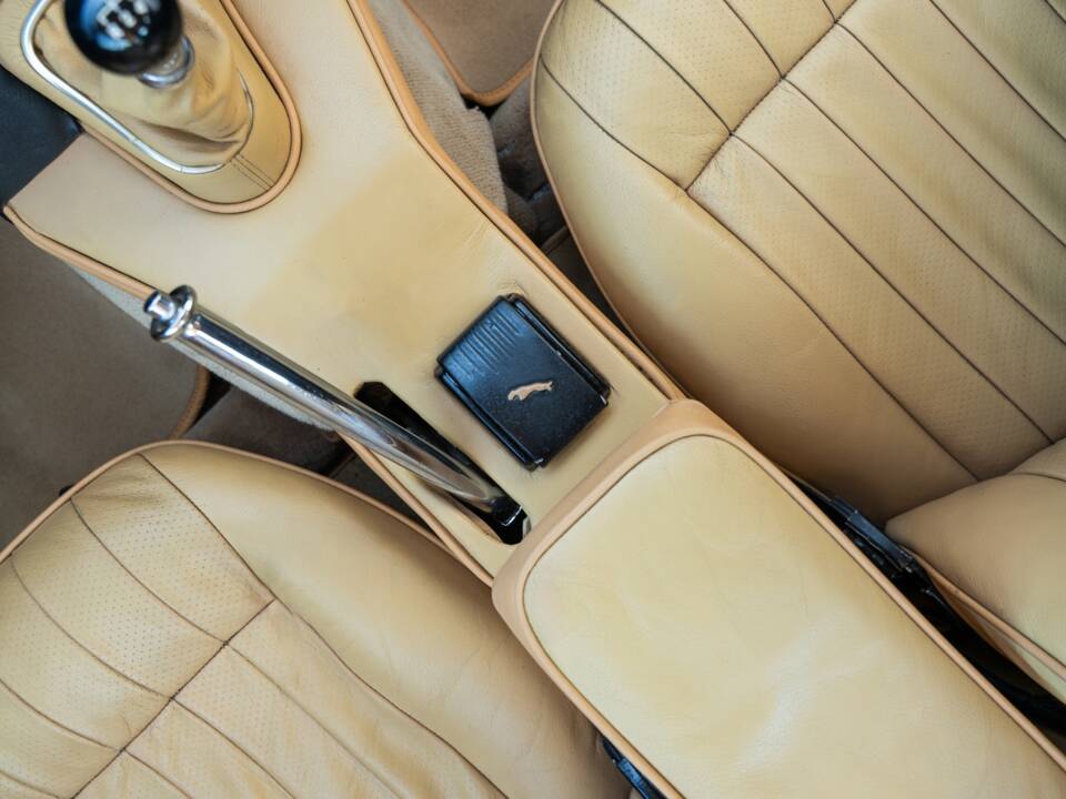 Image 57/78 de Jaguar E-Type (1969)