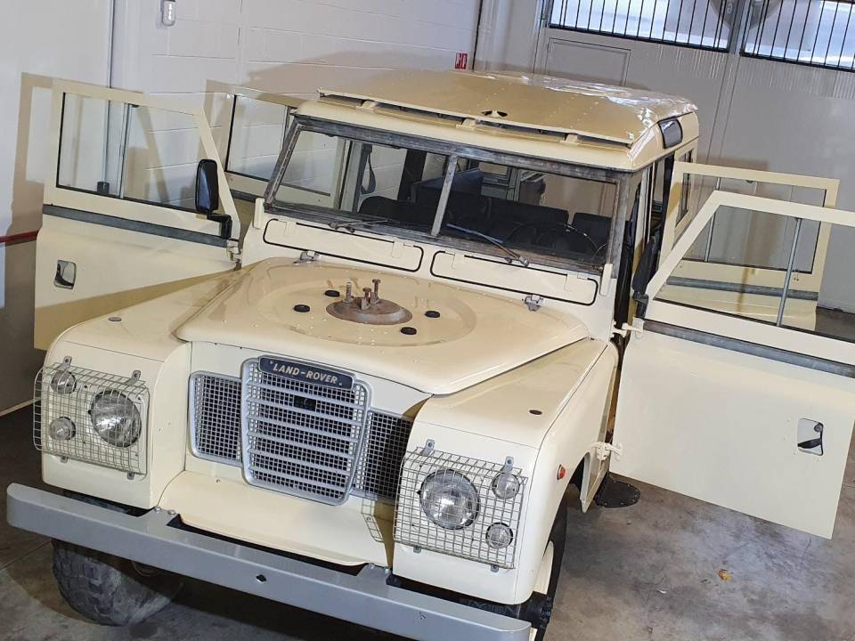 Image 21/30 of Land Rover 109 (1971)