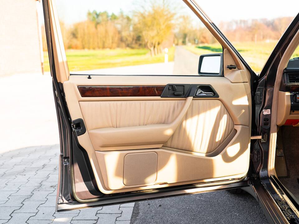 Bild 14/38 von Mercedes-Benz 500 E (1991)