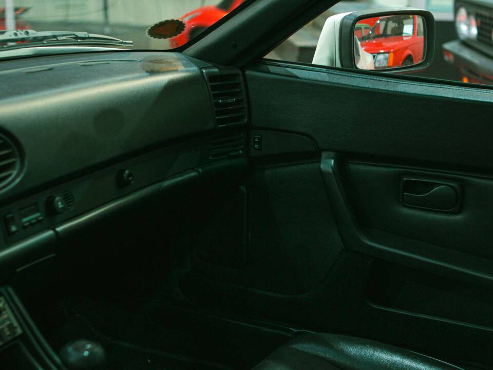 Image 22/45 of Porsche 944 S2 (1989)
