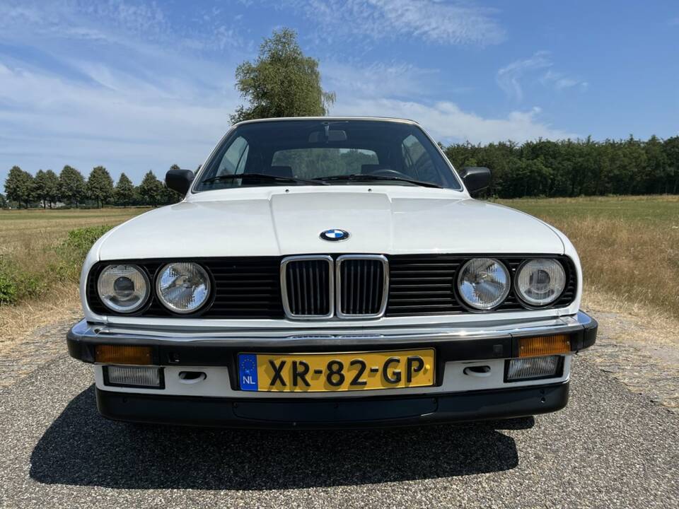Image 6/8 of BMW 320i (1983)
