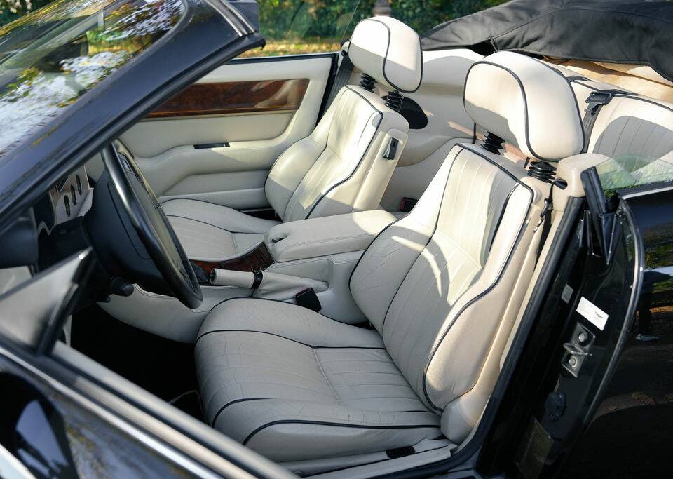 Image 2/8 of Aston Martin Virage Volante (1993)