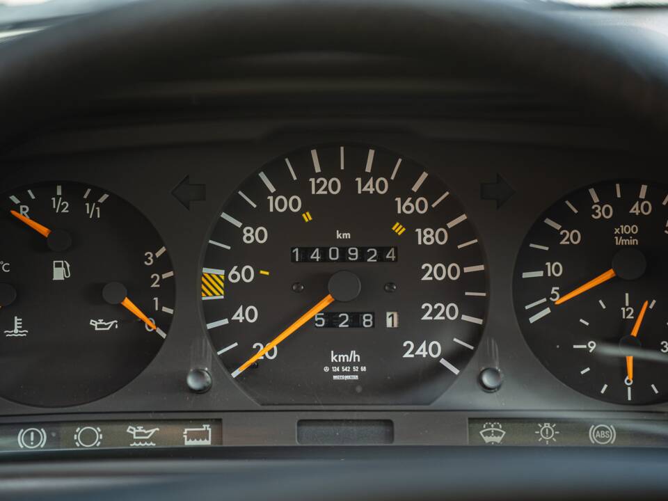 Immagine 26/73 di Mercedes-Benz 300 CE (1991)