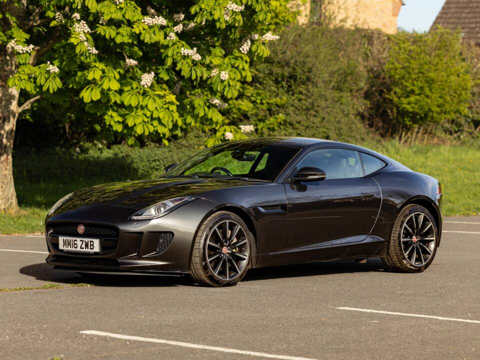 Image 25/45 of Jaguar F-Type (2016)