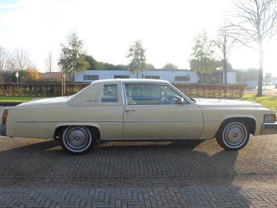 Image 25/56 of Cadillac Coupe DeVille (1977)