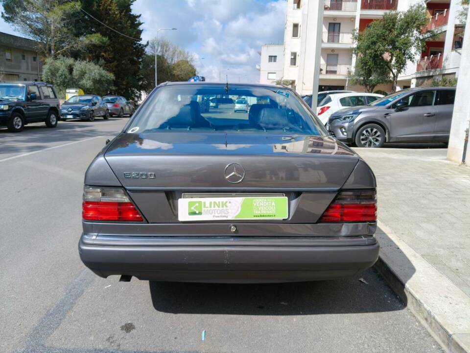 Image 11/35 of Mercedes-Benz E 200 (1995)